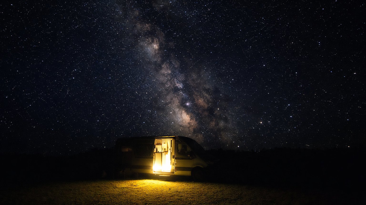 Motorhome sob o céu estrelado
